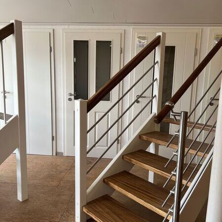 Showroom Ausstellung- Treppenbeispiel mit Metallgeländer