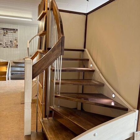 Showroom Ausstellung - Treppenbeispiel in weiß und hellem Holz