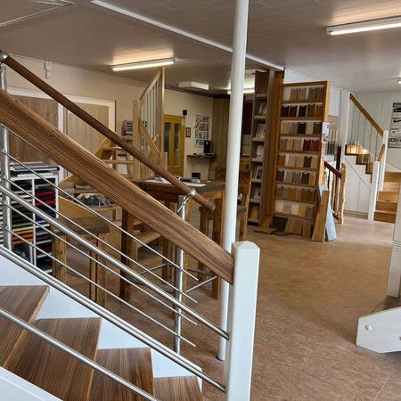 Showroom - Werkstattansicht mit Treppe im Fokus