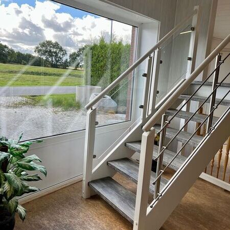 Showroom Ausstellung - weiße Treppe mit Fenster im Hintergrund