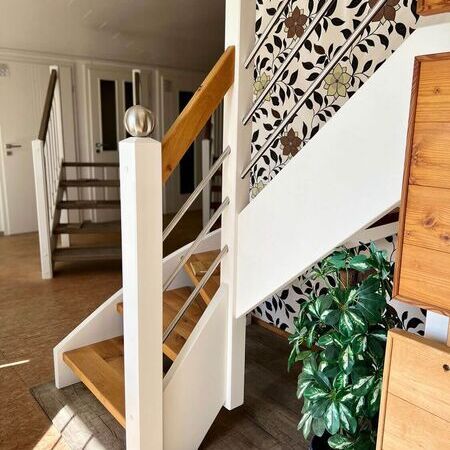 Showroom Ausstellung - weiße Treppe mit hellen Holzplatten